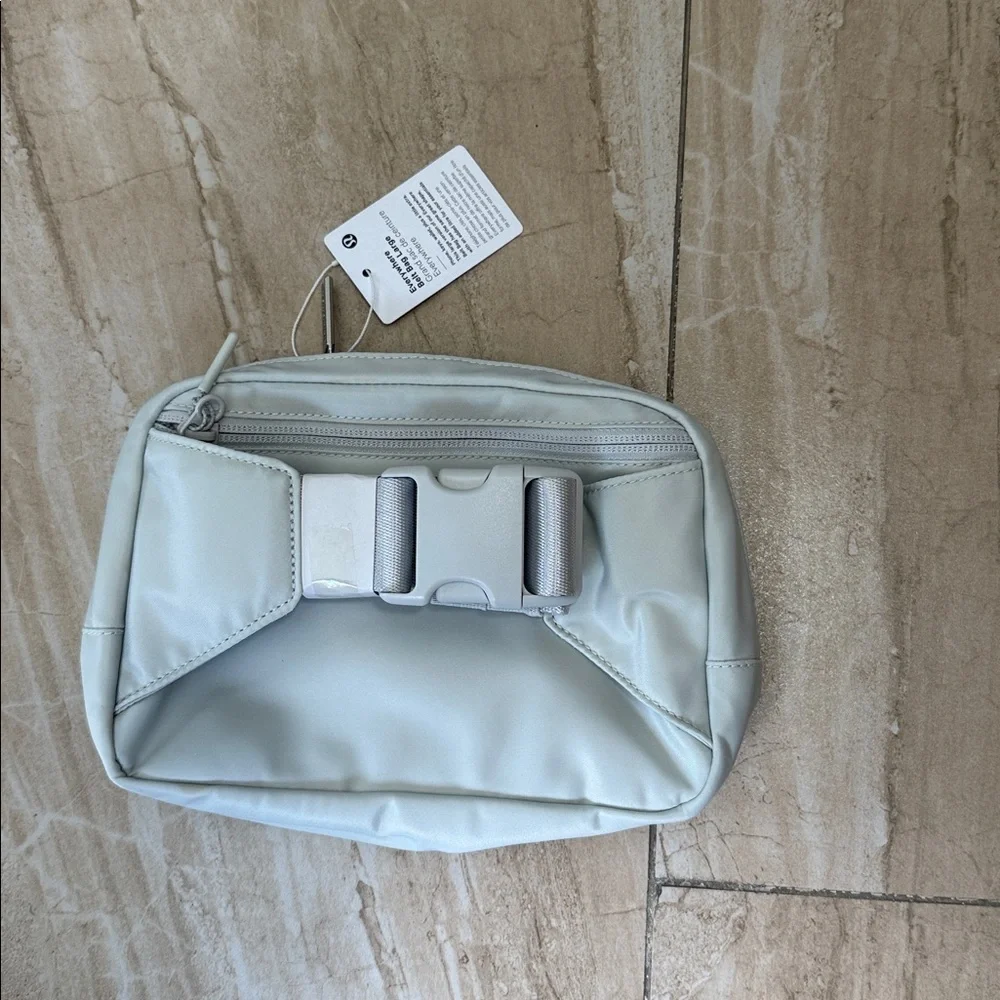 Lululemon 2L Everywhere Belt Bag price tag removed, description tag attached - Picture 2 of 4